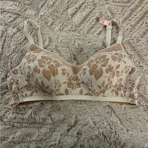Victoria's Secret White Angelight Wireless Lace Scoop Coconut Lounge Bra